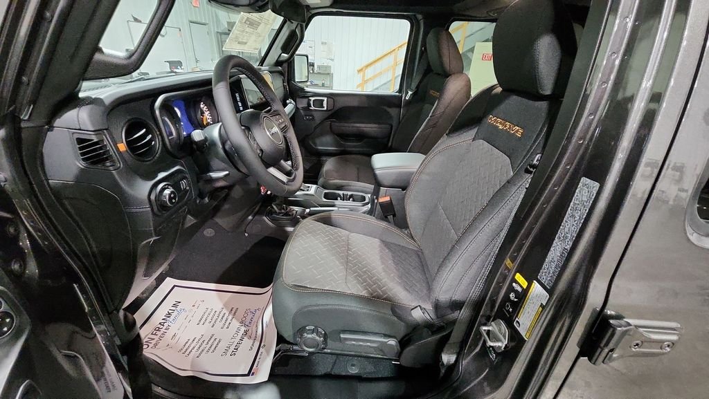 New 2026 Granite Crystal Metallic Clear-Coat Exterior Paint Jeep Mojave image 19
