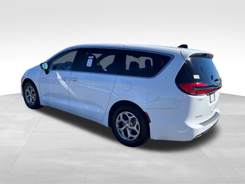 Used 2024 White Chrysler Limited image 3