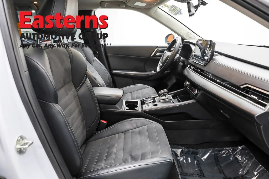 Used 2023 White Mitsubishi SE image 22