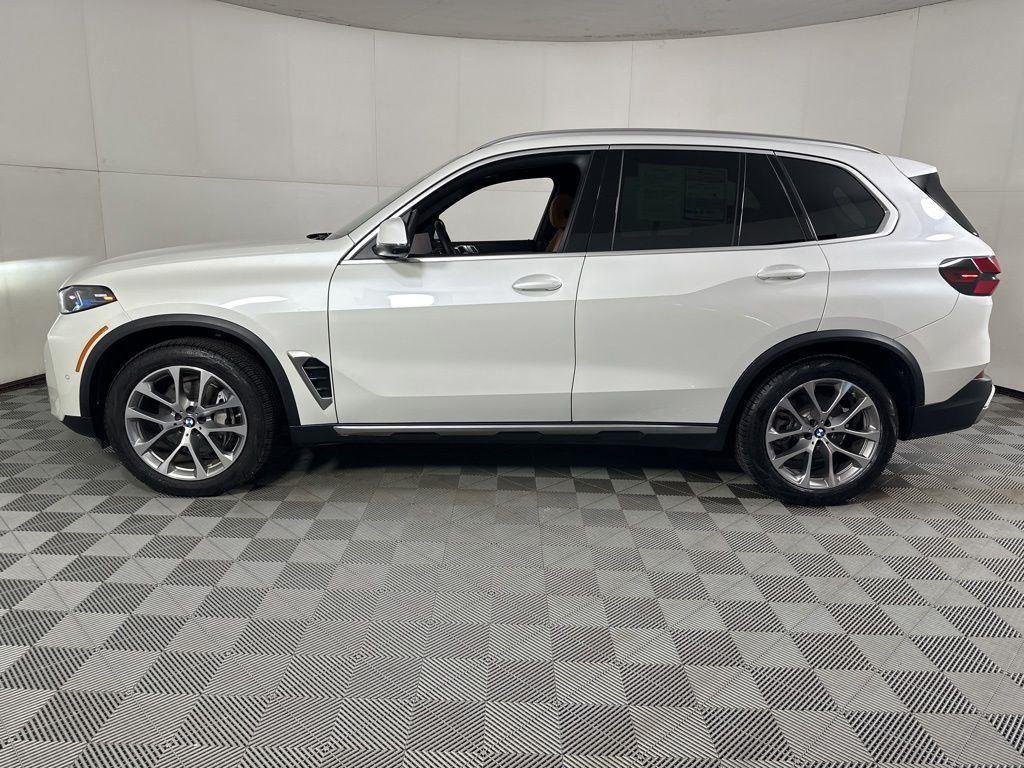 Used 2024 White Metallic BMW xDrive40i image 12