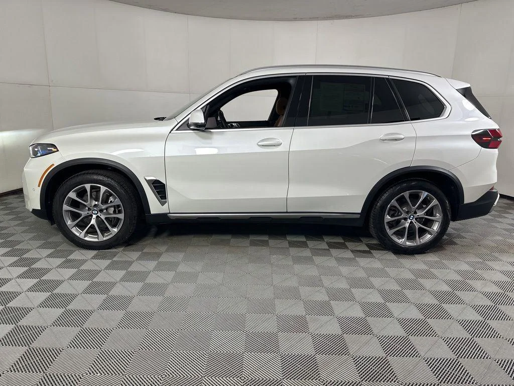 Used 2024 White Metallic BMW xDrive40i image 12