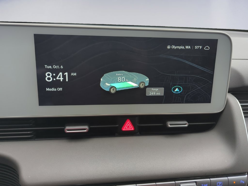 Used 2024 Gold Hyundai SEL image 13