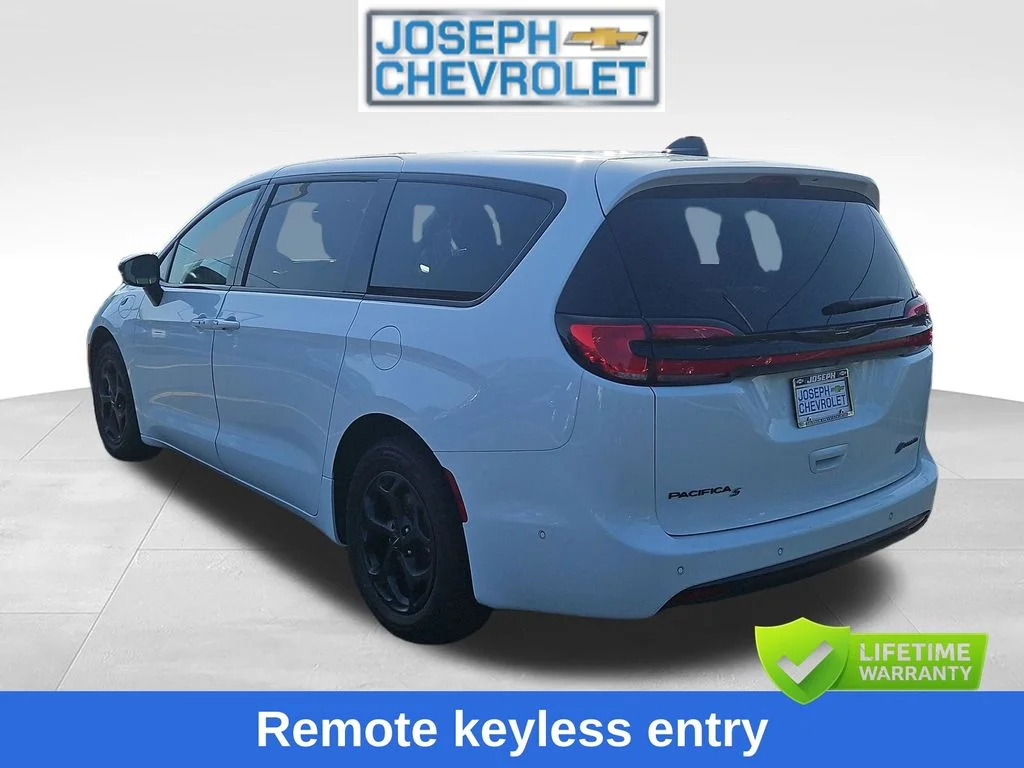Used 2024 White Chrysler Select S Appearance image 3