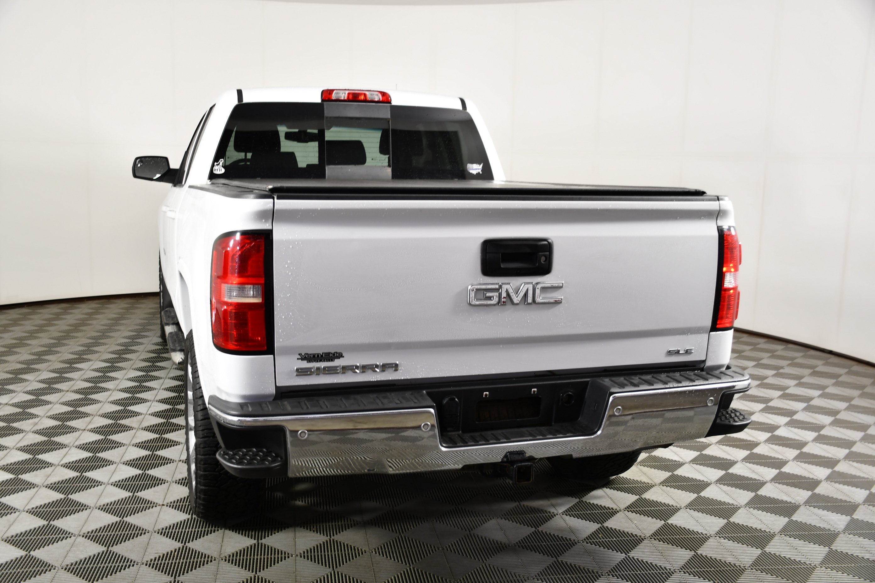 Used 2018 Summit White GMC SLE image 7
