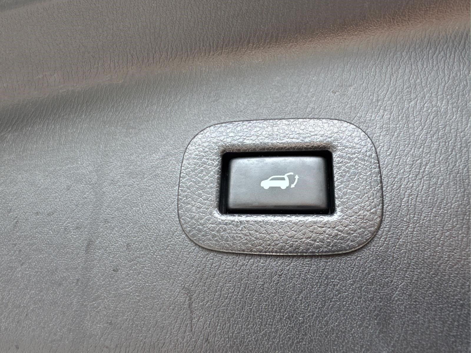 Used 2019  INFINITI  image 12