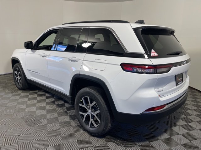 2025 Jeep Grand Cherokee Limited photo 3