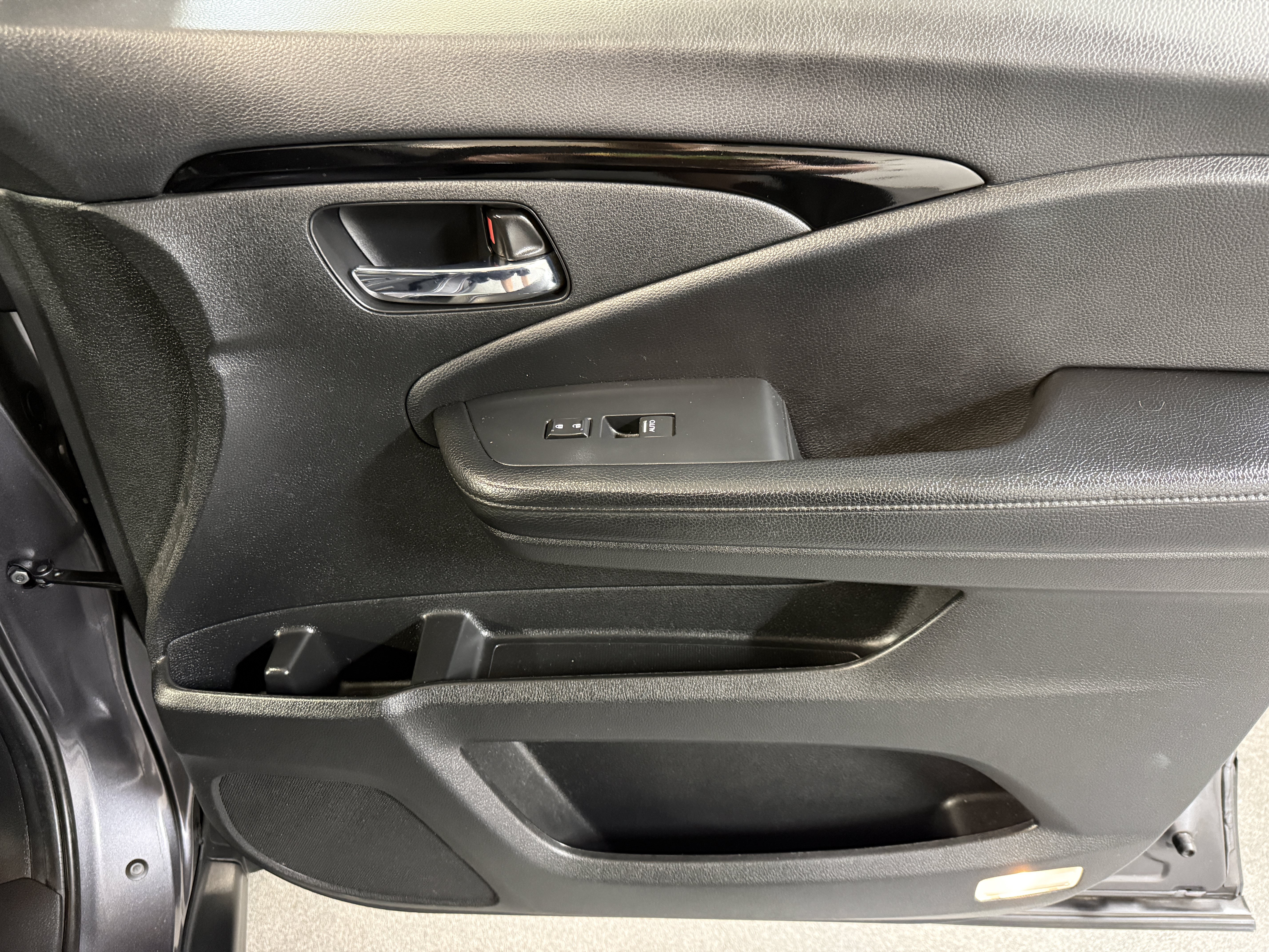 Used 2019 Modern Steel Metallic Honda Touring image 22