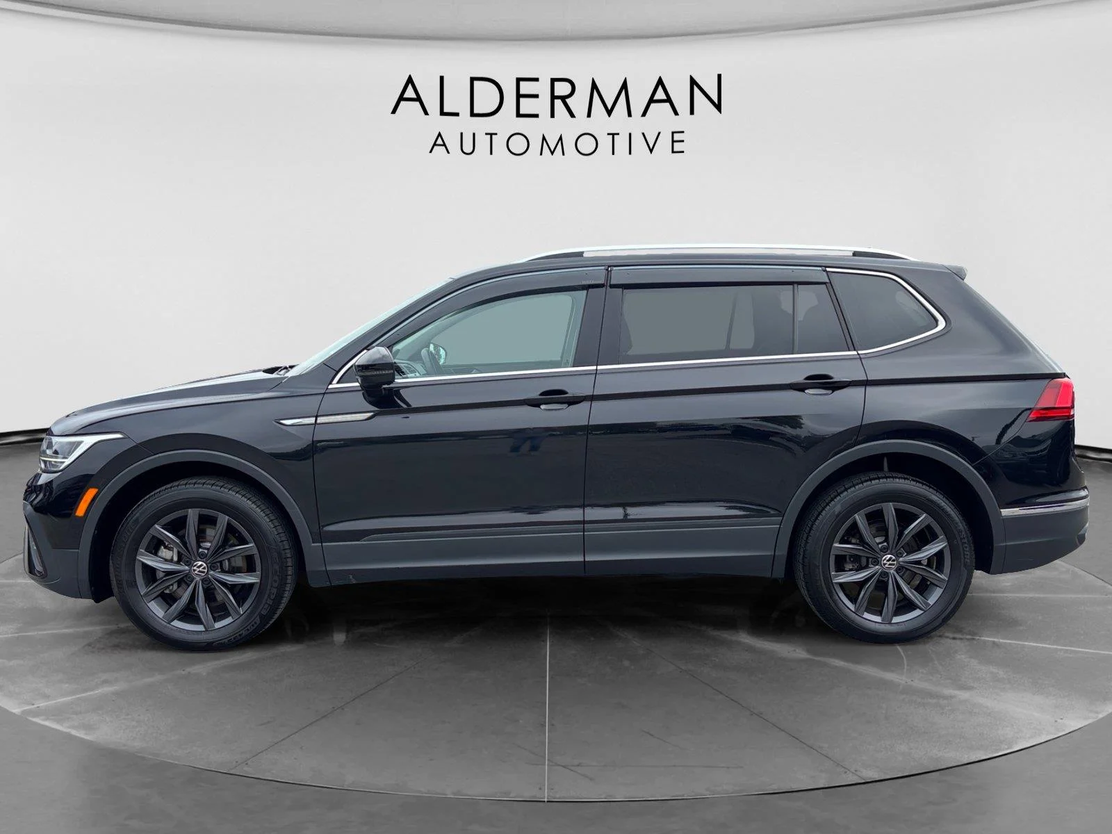 2023 Volkswagen Tiguan SE - Photo 2