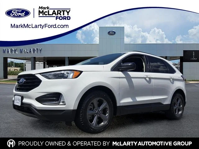 Used 2022 White Ford SEL image 1