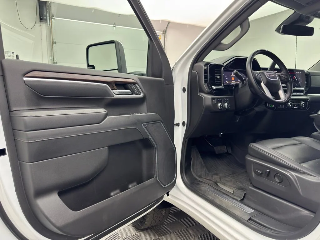 Used 2025 Summit White GMC SLT image 15