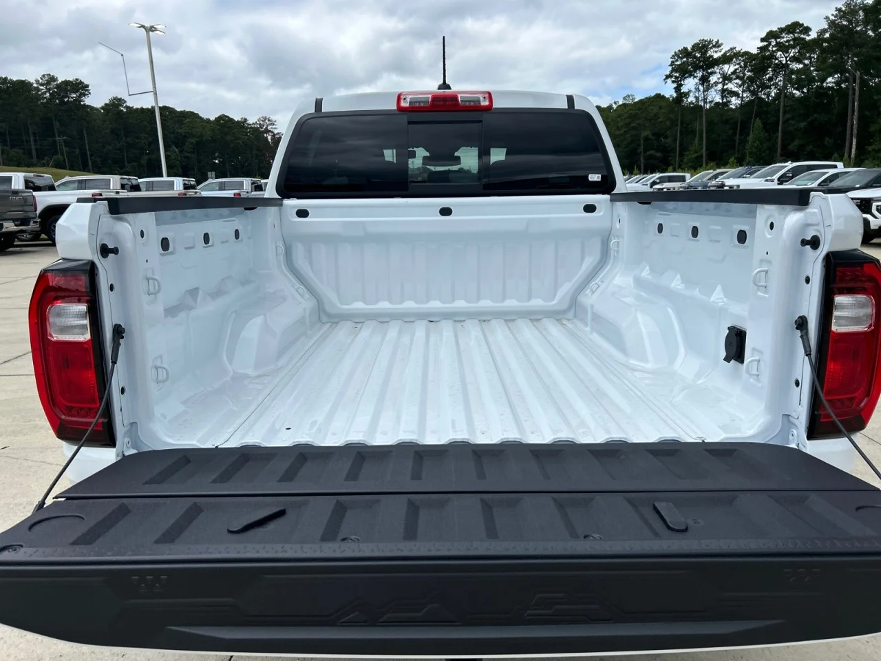 New 2026 Summit White GMC Elevation image 7
