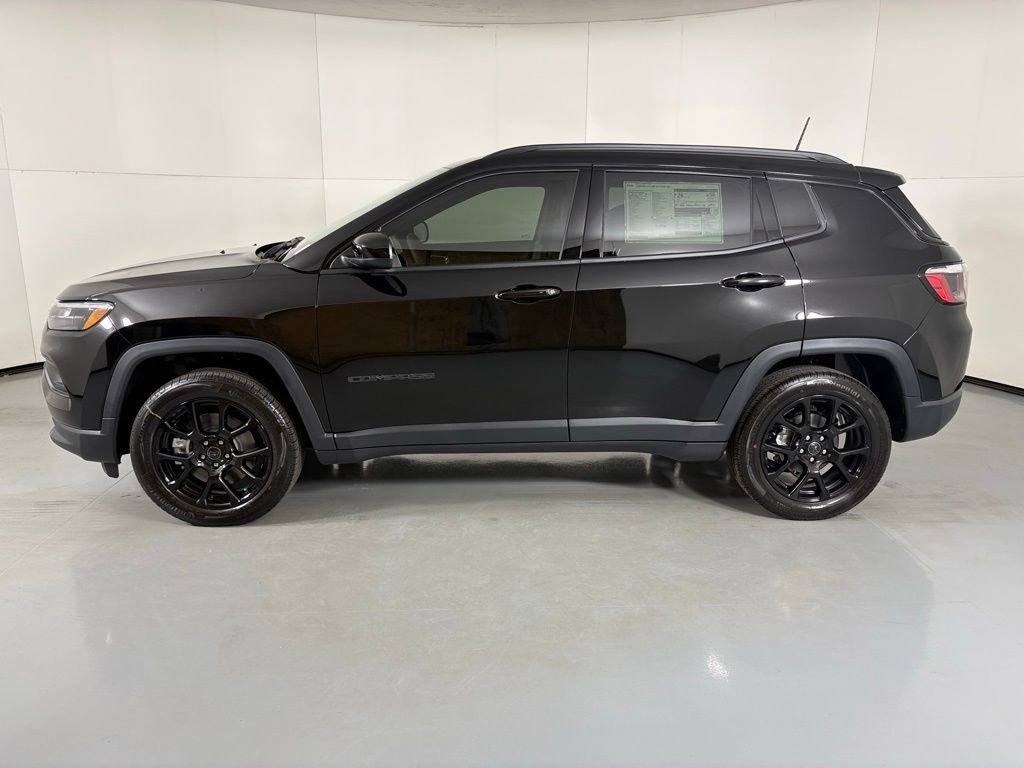 New 2026 Diamond Black Crystal Pearl-Coat Exterior Paint Jeep Latitude image 5