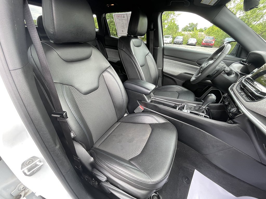 Used 2024 Bright White Clearcoat Jeep Latitude image 20