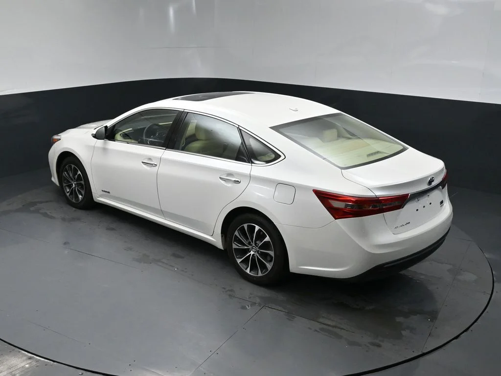 Used 2018 Blizzard Pearl Toyota XLE Premium image 15