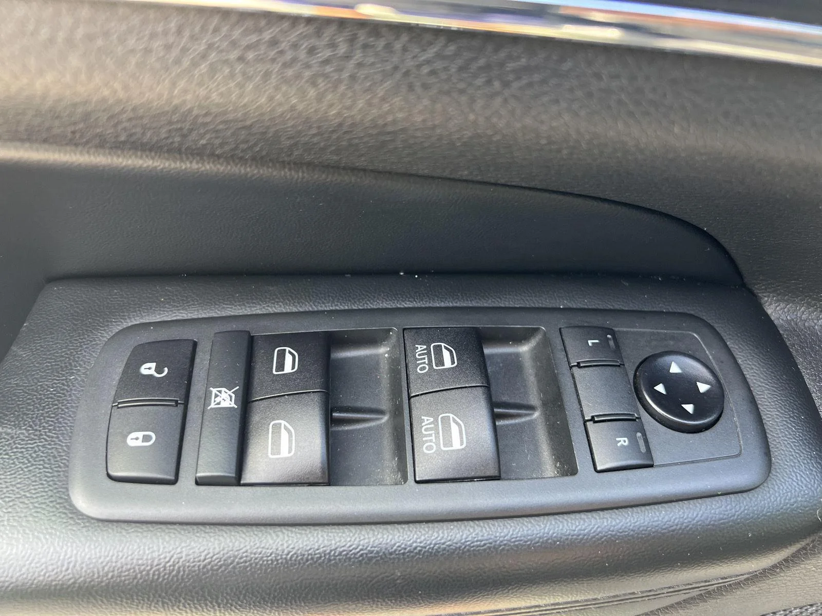 Used 2020 Granite Crystal Clearcoat Metallic Jeep Limited image 11
