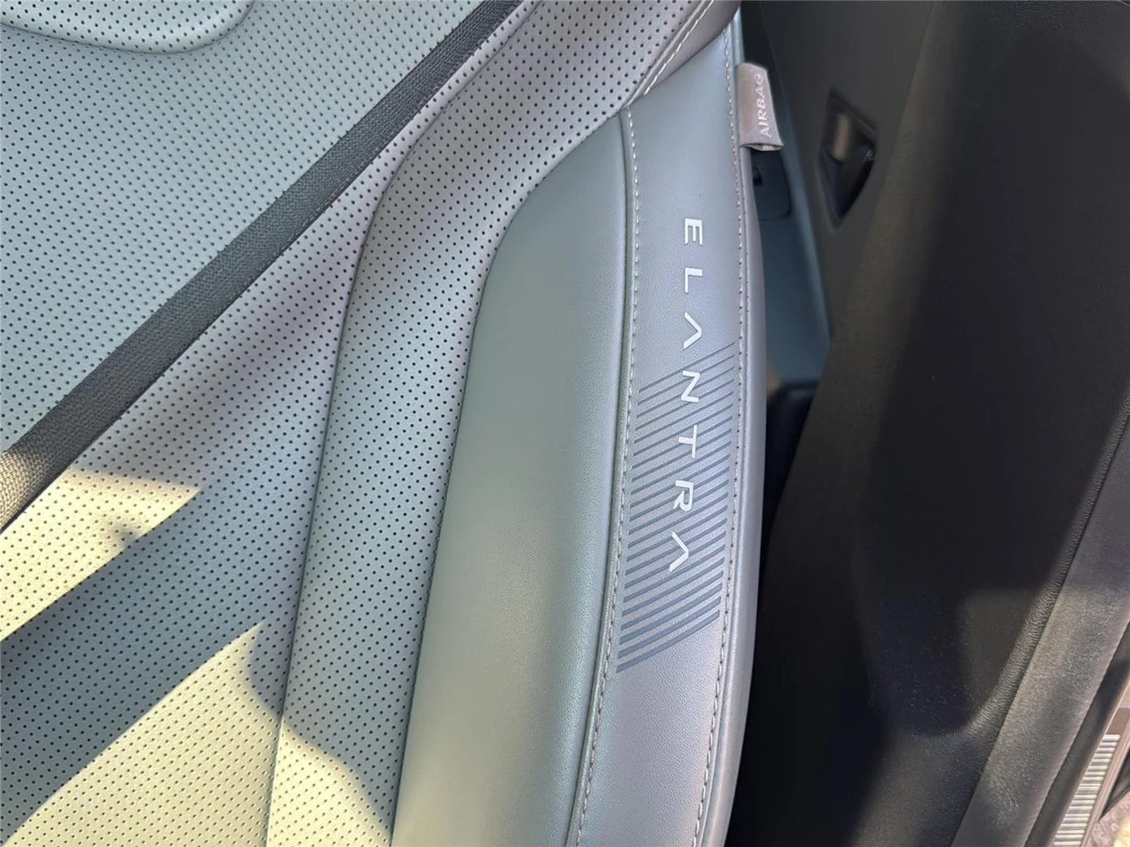 Used 2024 Fluid Metal Hyundai Limited image 23