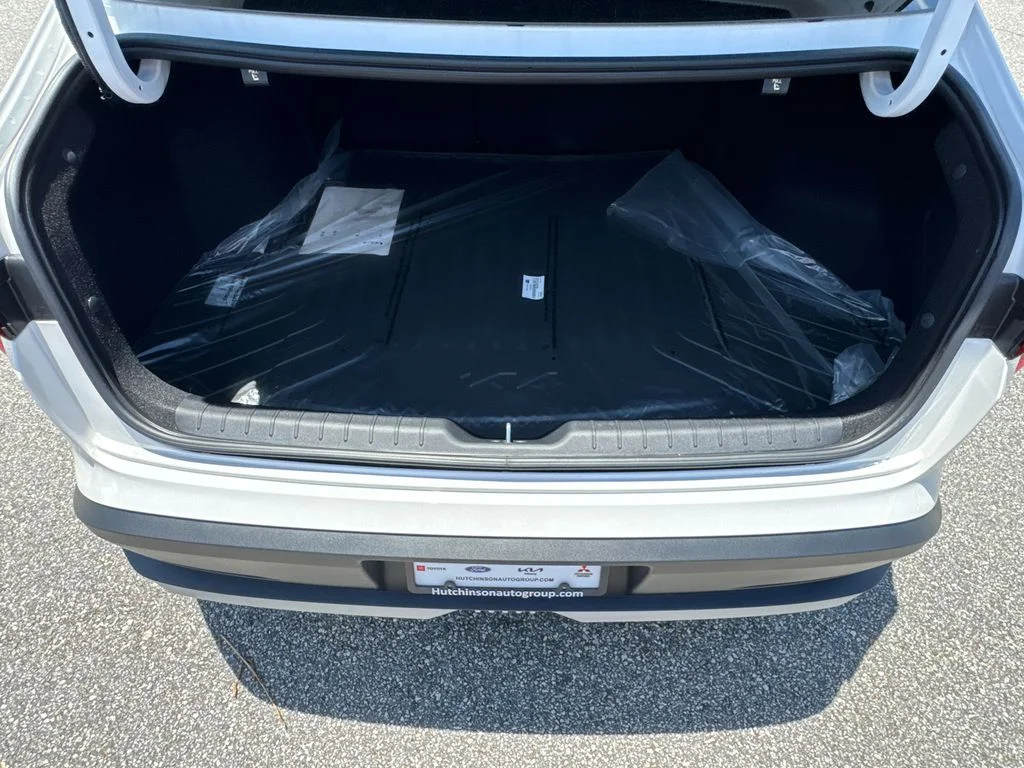 New 2026 Snow White Pearl Kia LXS image 18