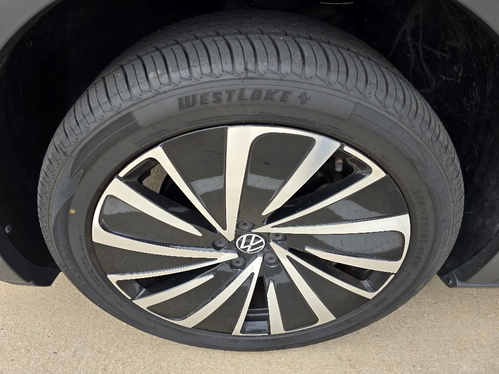 Used 2024 Deep Black Pearl Volkswagen Pro image 10