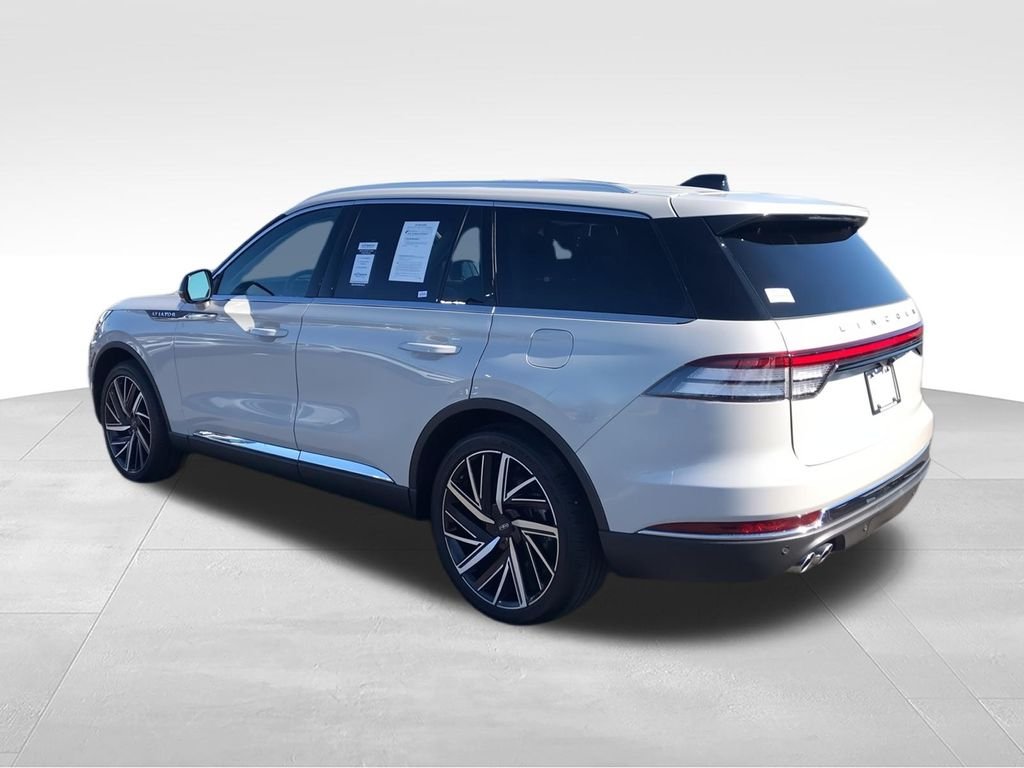 Used 2025 White Lincoln Reserve image 6