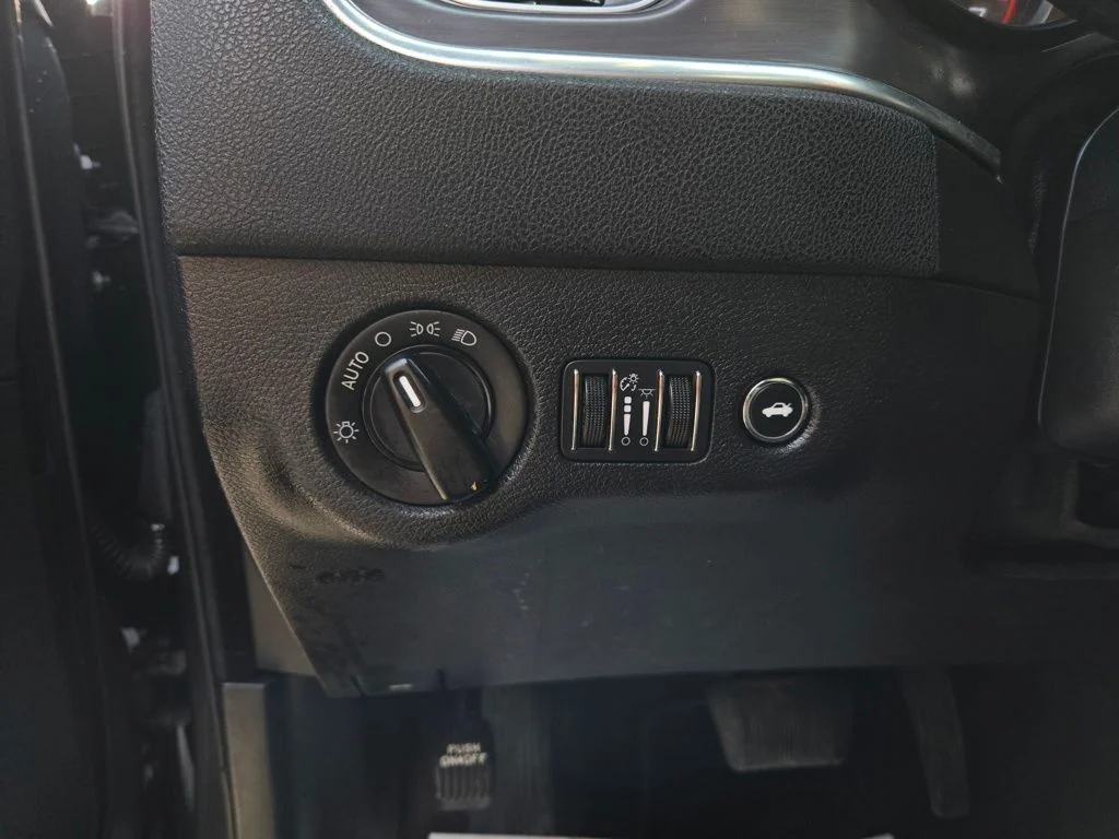 Used 2016 Gray Dodge SE image 13
