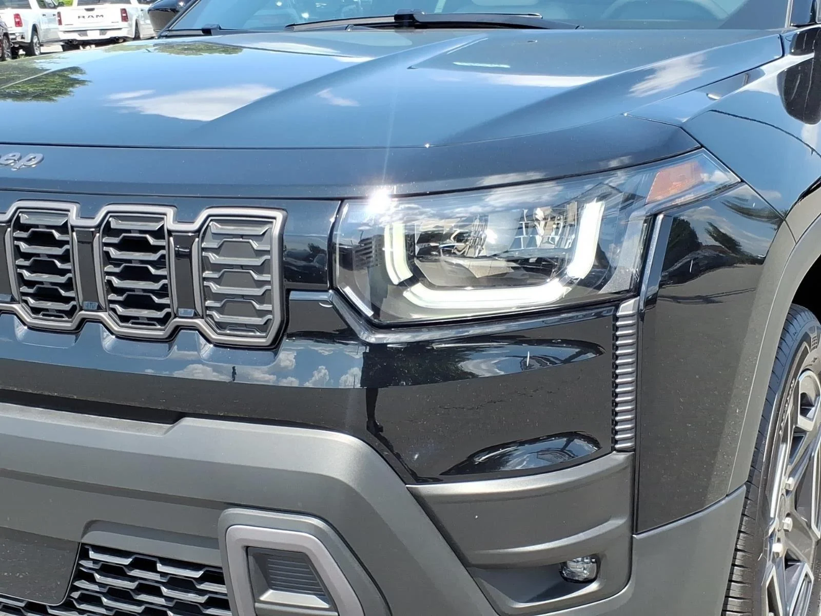 New 2026 Diamond Black Crystal Pearl-Coat Exterior Paint Jeep Laredo image 16