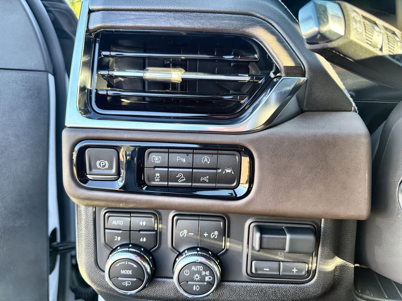2026 GMC Yukon XL Denali Ultimate - Photo 15