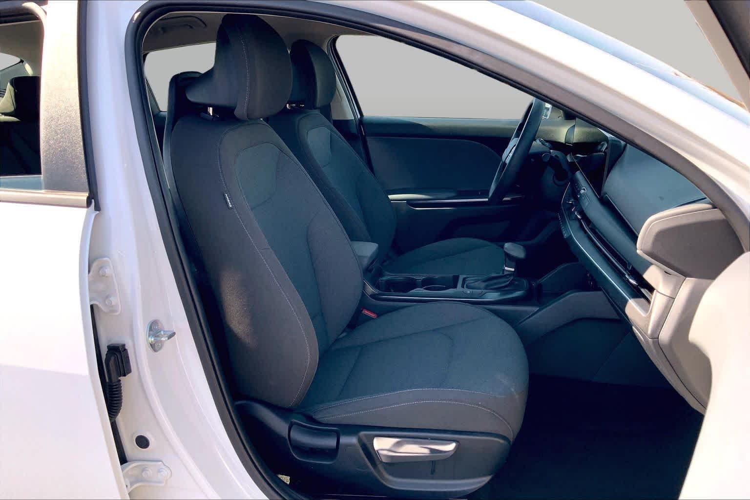 Used 2025 Snow White Pearl Kia LXS image 9