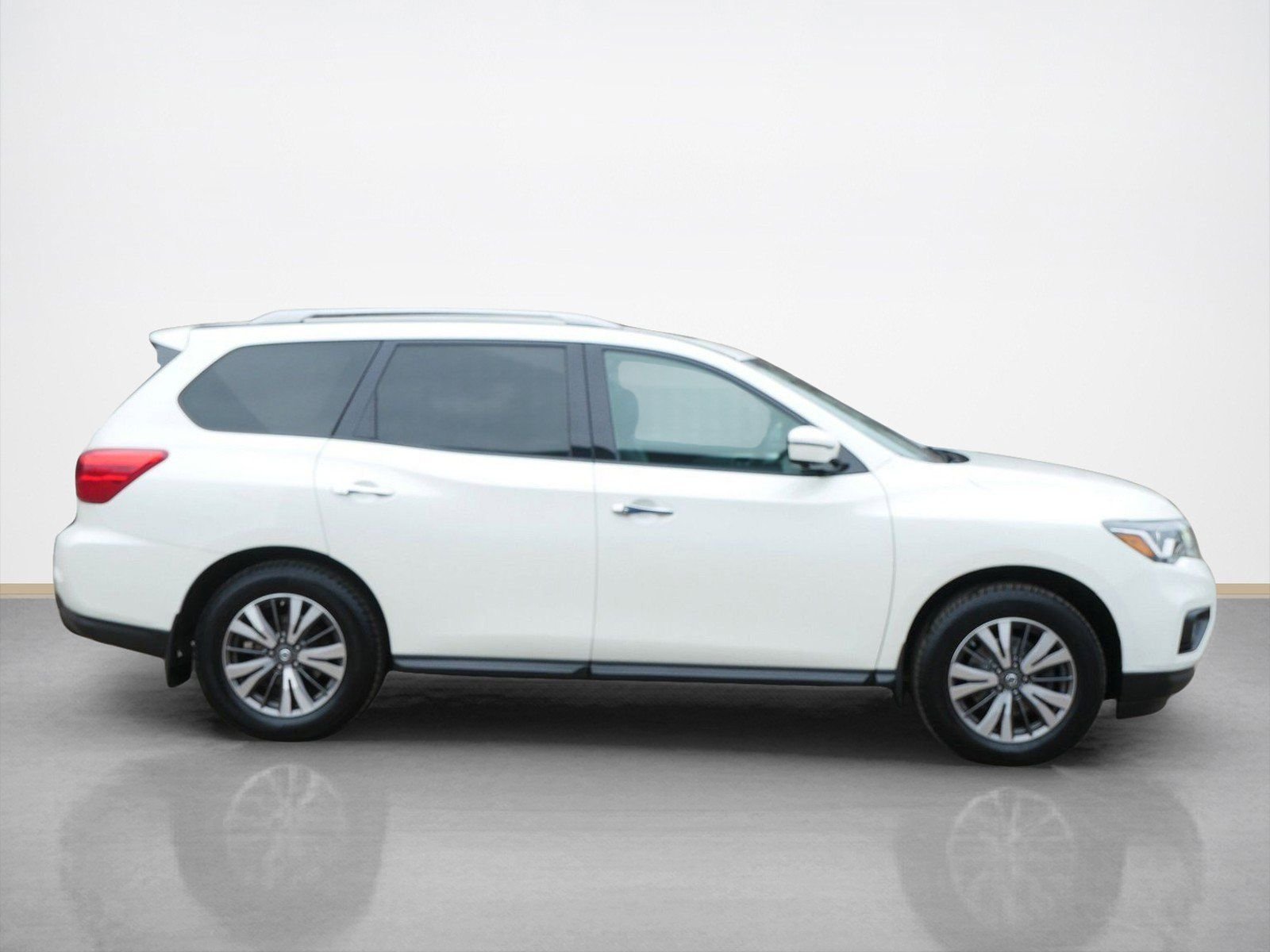 Used 2017 Nissan Pathfinder SL with VIN 5N1DR2MMXHC642991 for sale in Maplewood, Minnesota