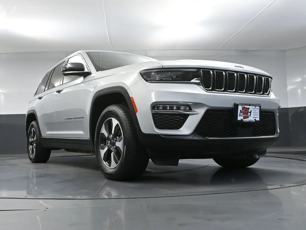 Used 2024 Silver Jeep 4xe image 49