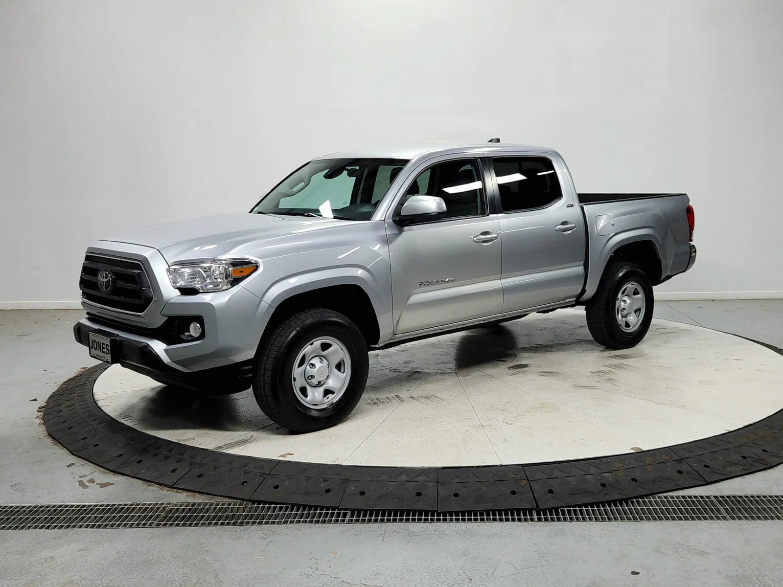 Used 2022 Silver Toyota SR5 image 4