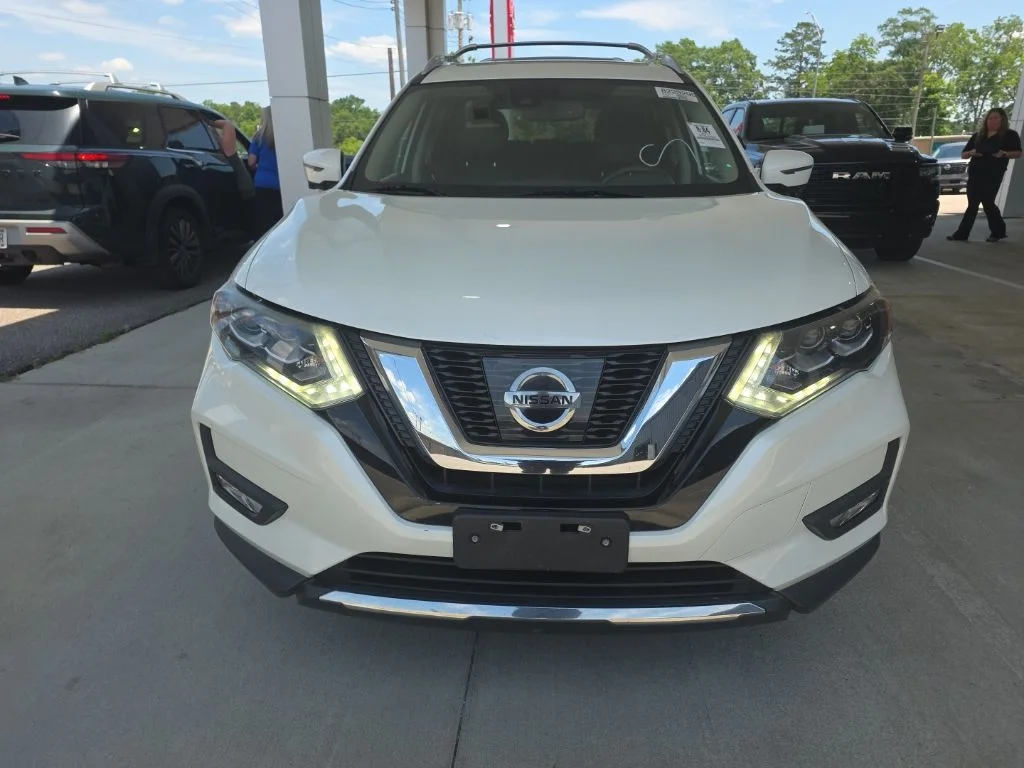 Used 2017 White Nissan SL image 7