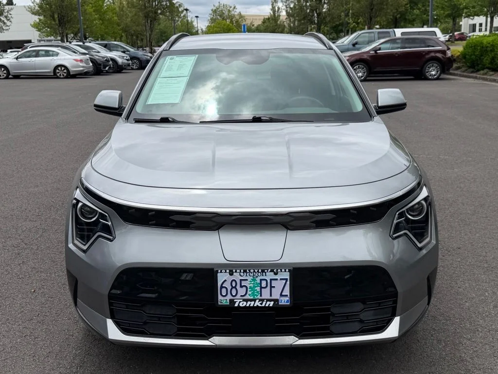 Used 2023 Steel Gray Kia Wind image 3