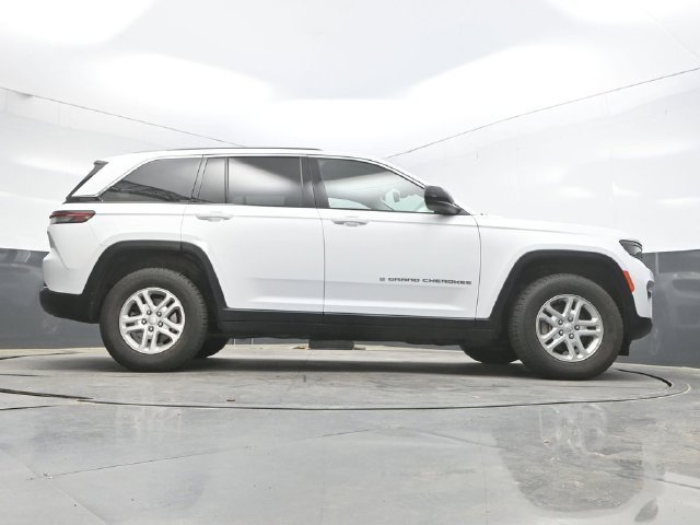 Used 2022 White Jeep Laredo image 48