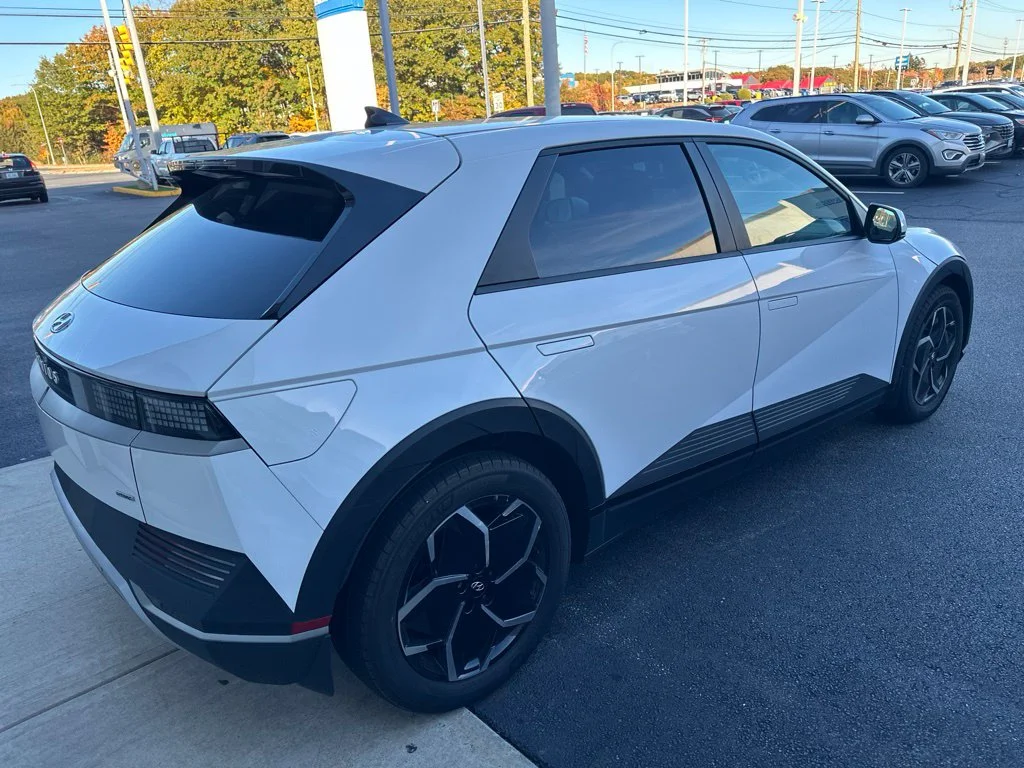Used 2023 White Hyundai SEL image 5