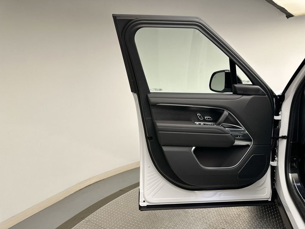 New 2027 Fuji White Land Rover SE image 9