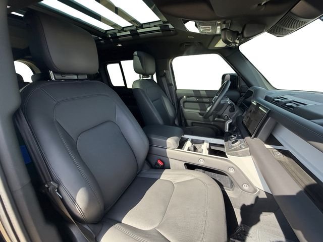 Used 2025 Black Land Rover X-Dynamic SE image 16