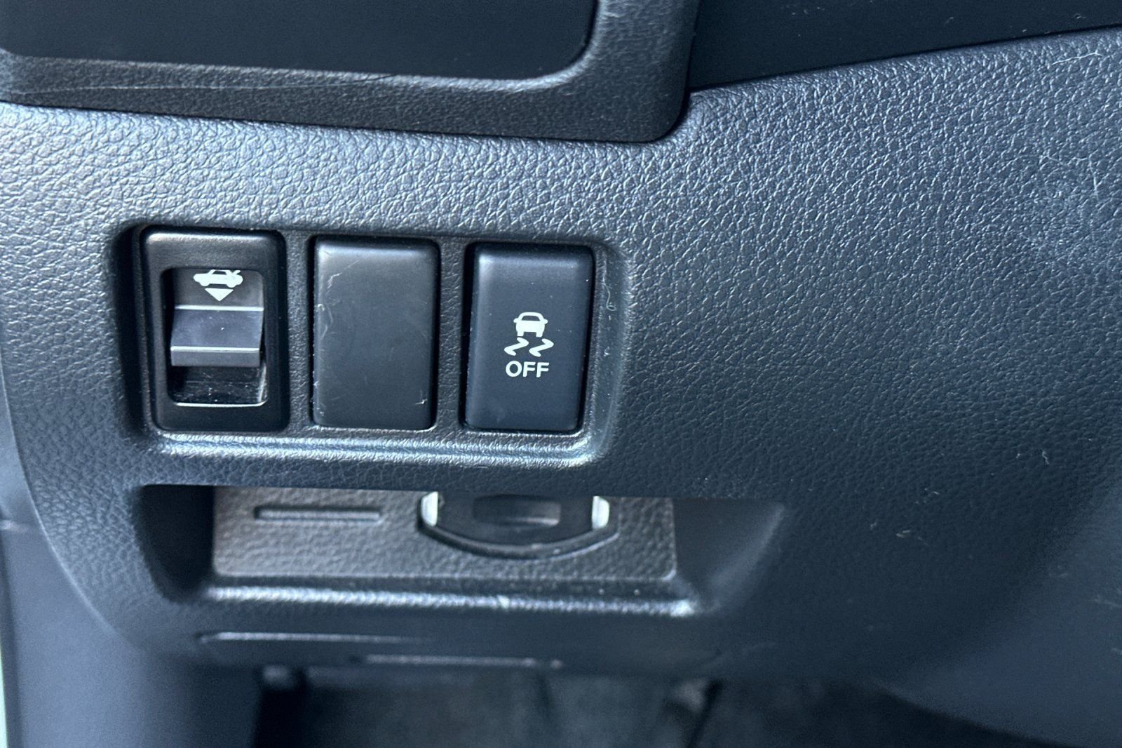 Used 2012 White Nissan 2.5 S image 32