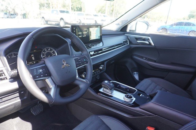 2025 Mitsubishi Outlander SE - Photo 21