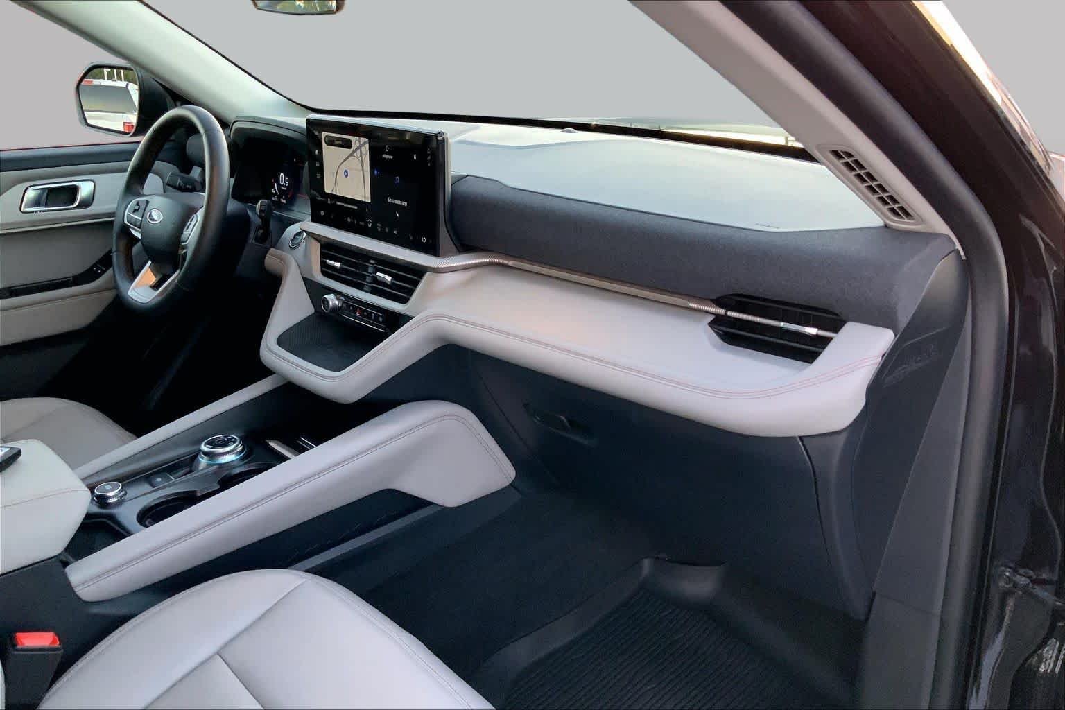 Used 2025 Agate Black Metallic Ford Active image 17