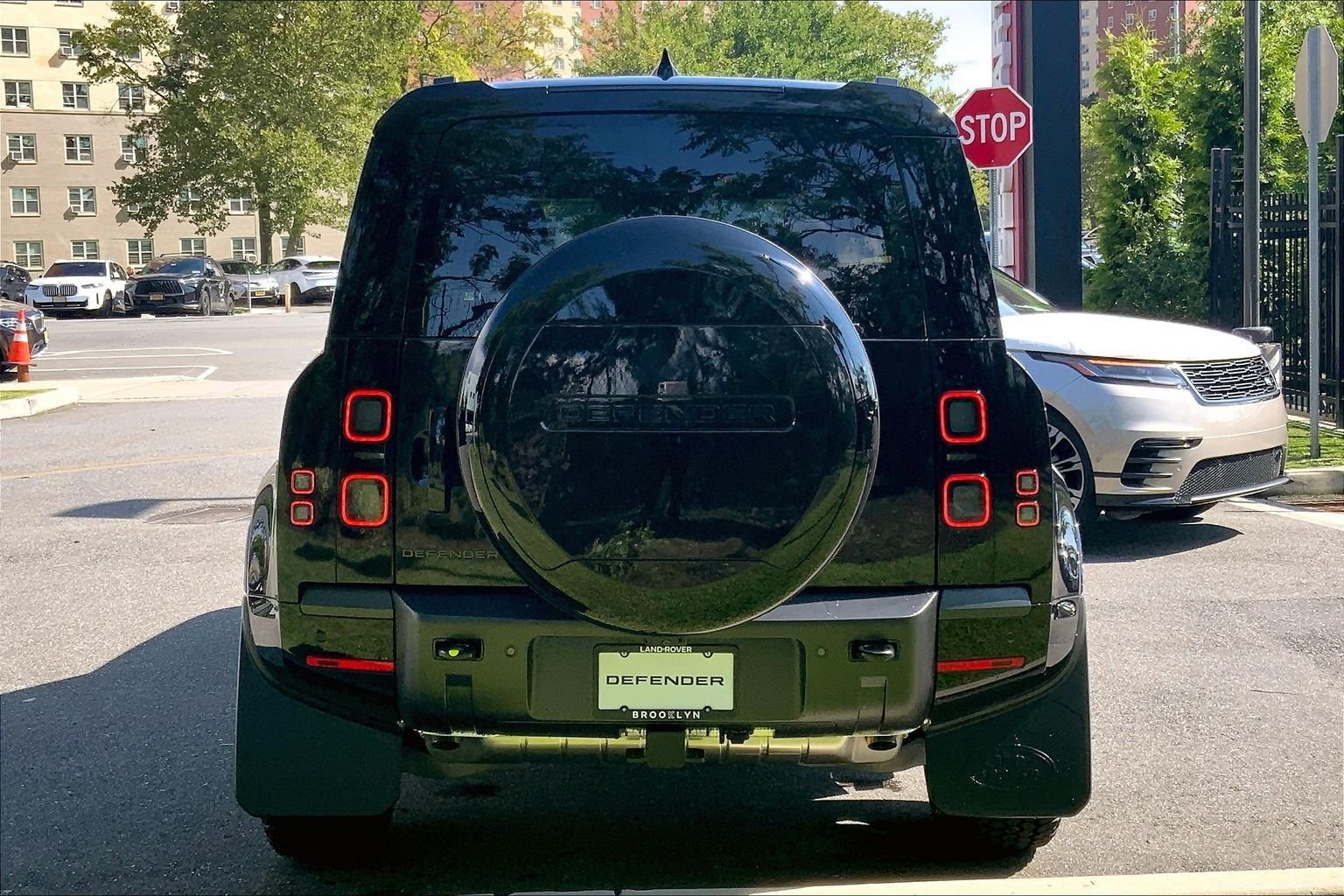 New 2026 Santorini Black Land Rover X-Dynamic SE image 4
