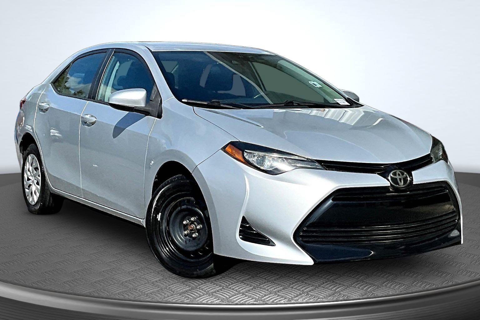 Used 2017 Silver Toyota LE image 4