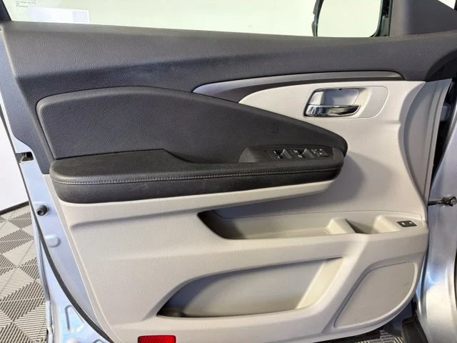 Used 2018 Silver Honda EX-L image 17
