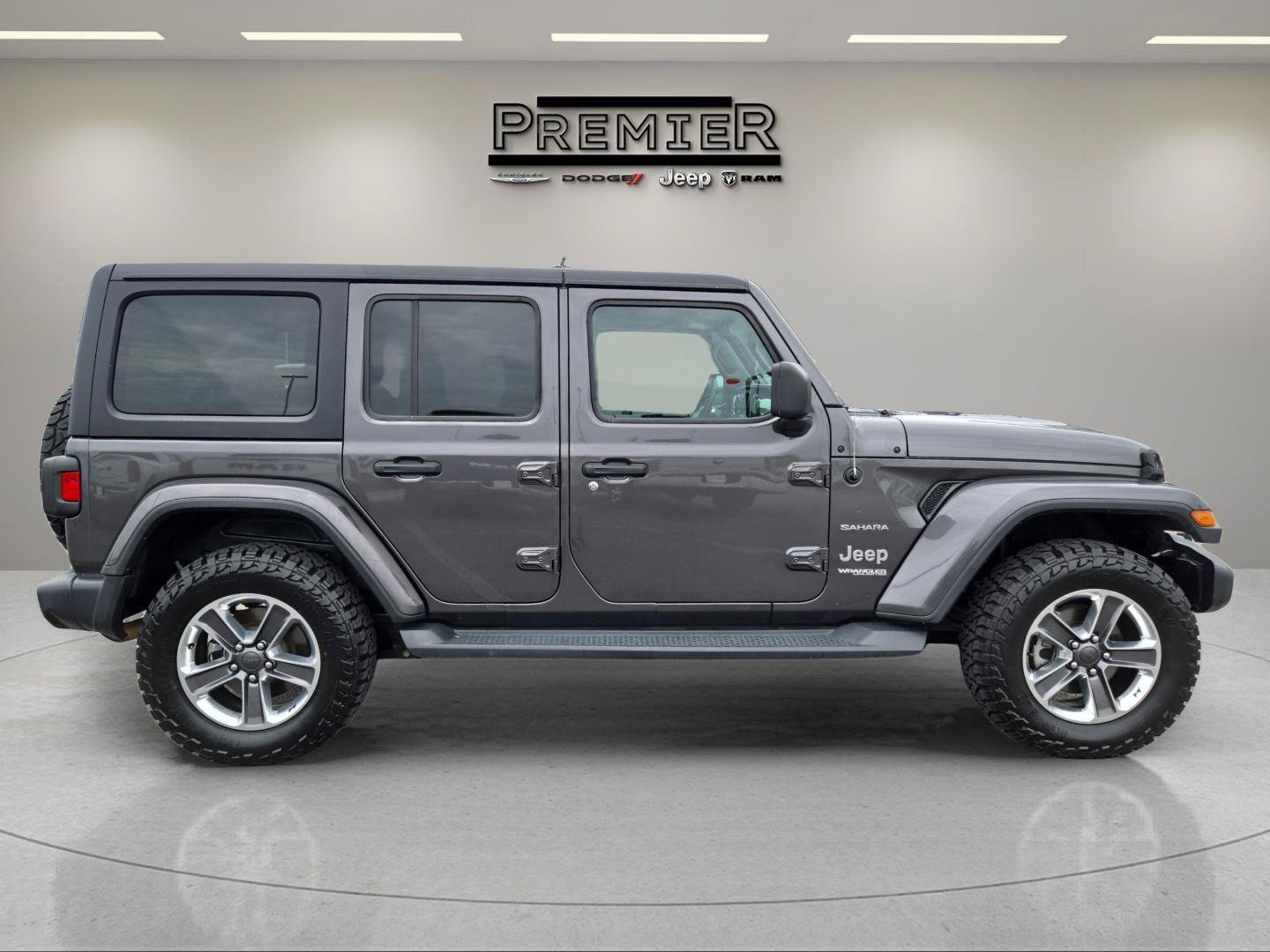 Used 2020 Gray Jeep Sahara image 6