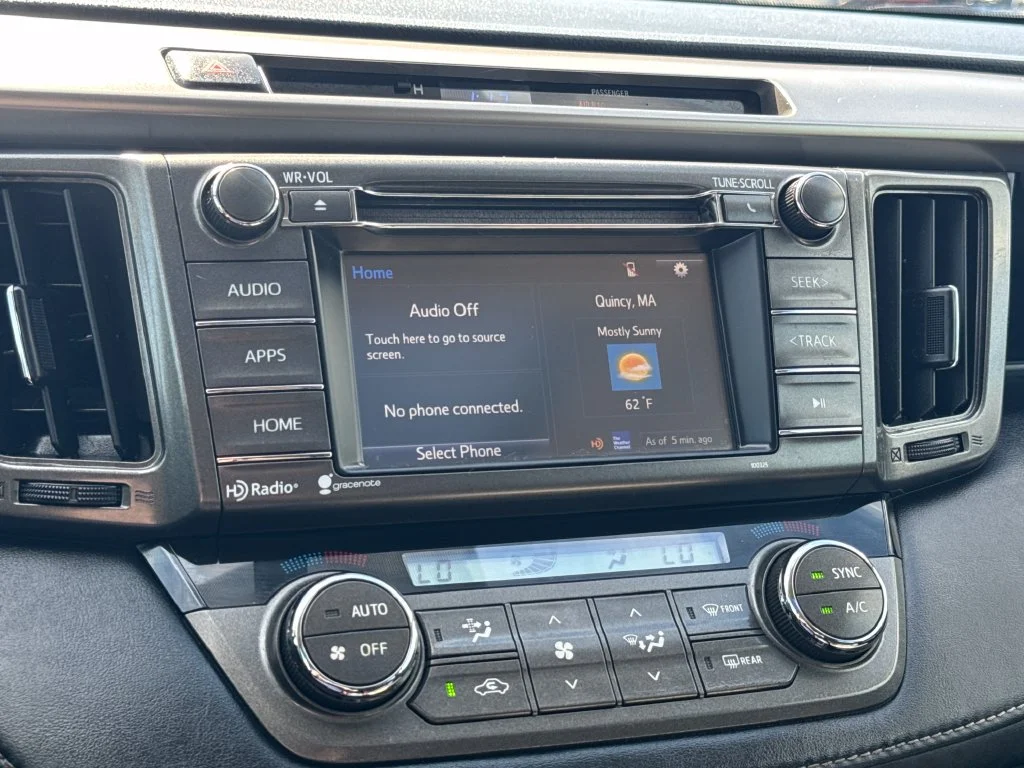 Used 2015 Silver Toyota XLE image 22