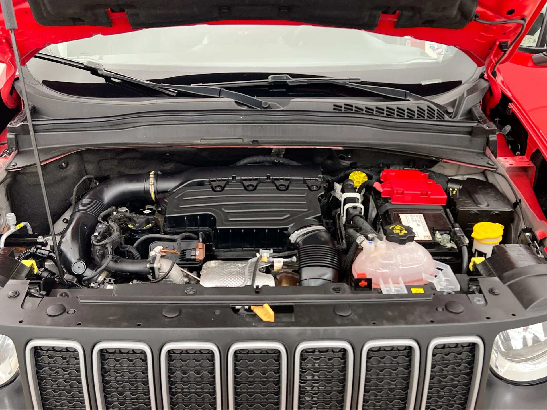 Used 2023 Red Jeep Latitude image 36