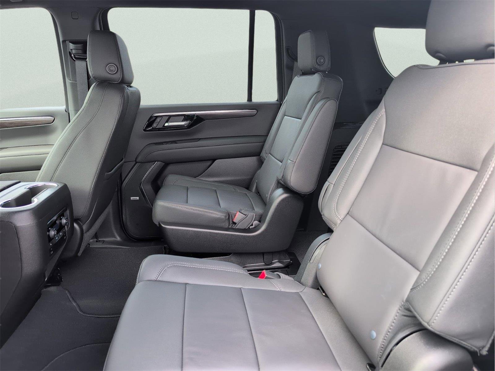 2026 Chevrolet Suburban LT - Photo 10