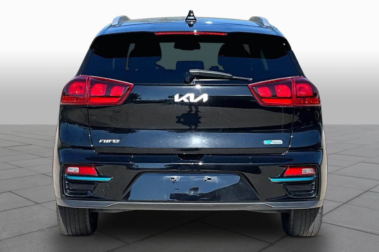 Used 2022 Aurora Black Pearl Kia EX image 4