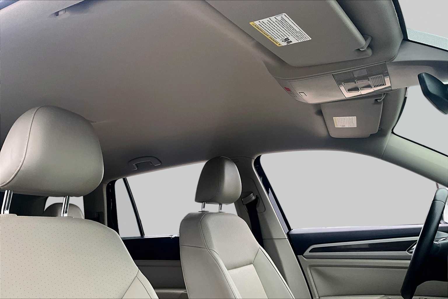 Used 2019 Deep Black Pearl Volkswagen 3.6L V6 SE w/Technology image 14
