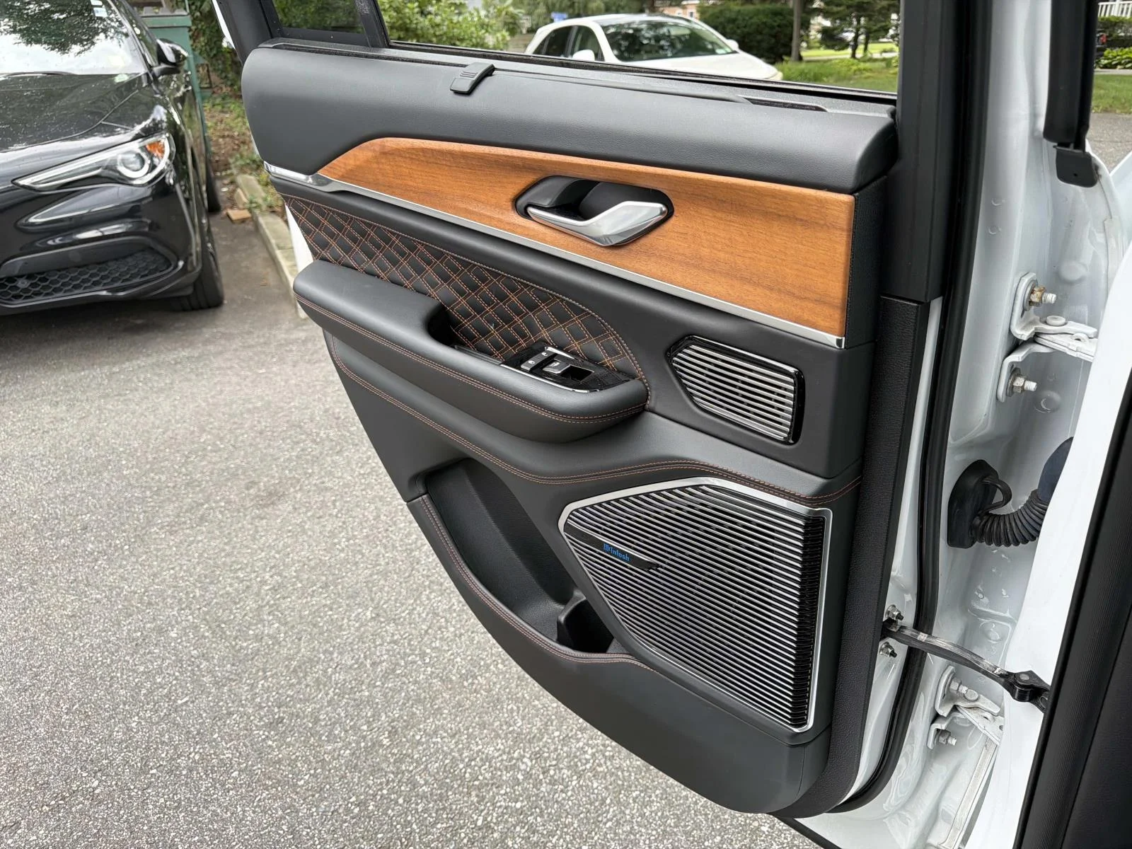 Used 2023 White Jeep Summit Reserve image 29