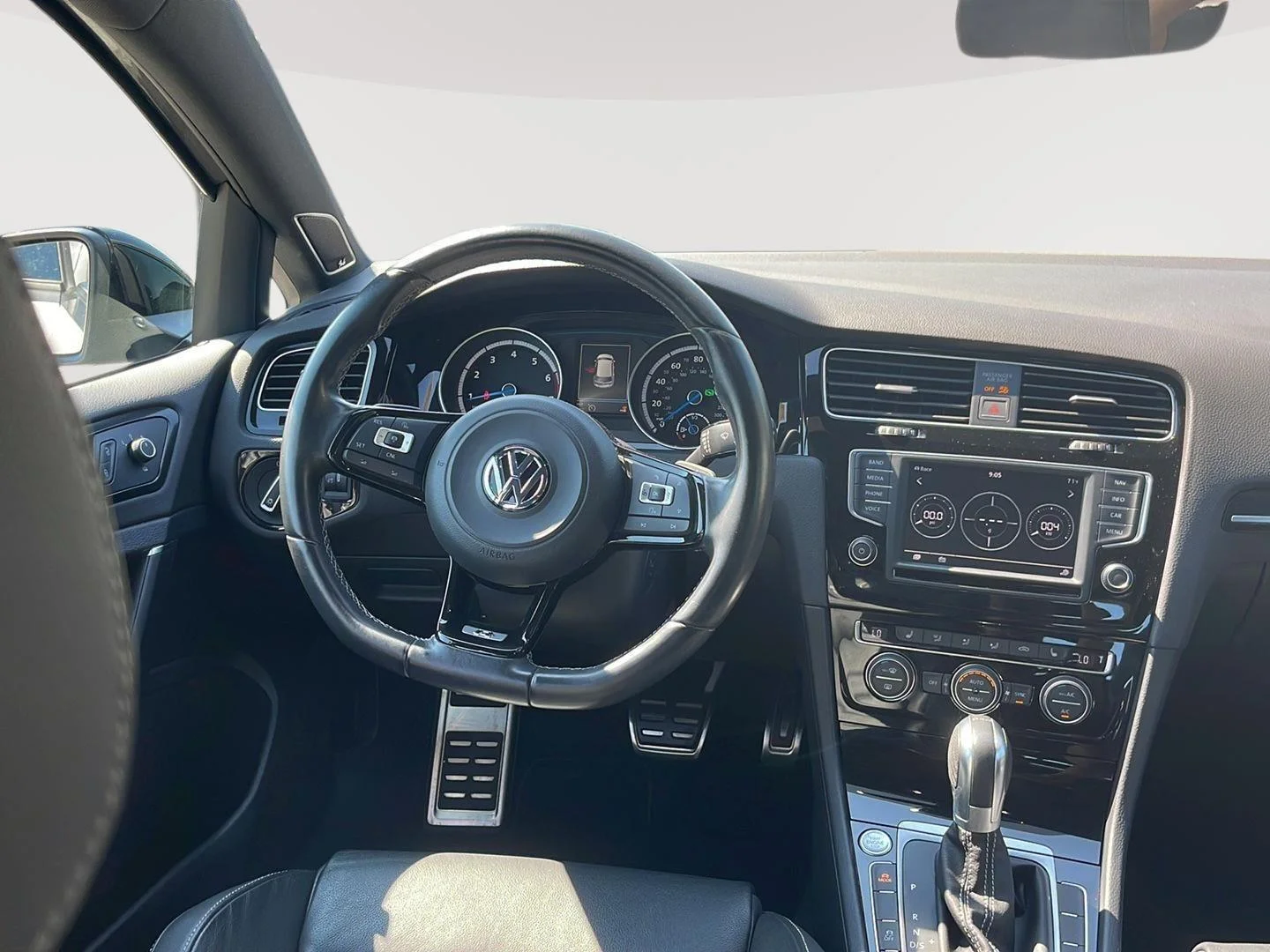 Used 2017  Volkswagen 4MOTION image 14